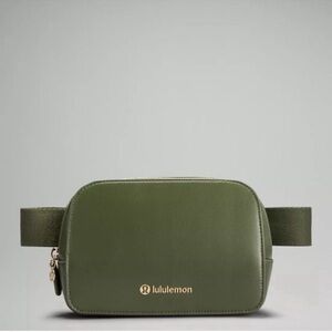 Lululemon Everywhere Belt Bag IL Leather
Alternative gold/ green